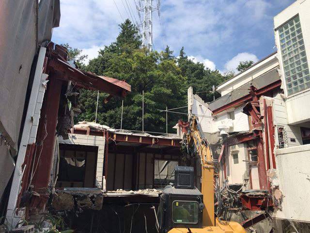 木造2階建地下1階建て解体工事(神奈川県横浜市青葉区しらとり台)　工事中の様子です。